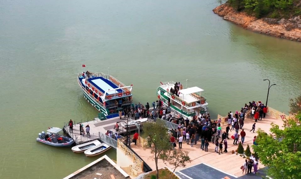 Artvin’de tekne ile baraj gölünde yapılan turlar hayvanat bahçesi turlarını aratmıyor