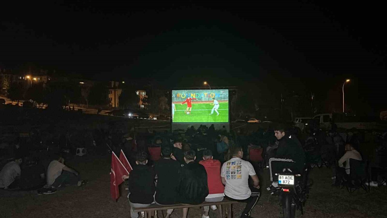 Milli maç heyecanı dev ekranda