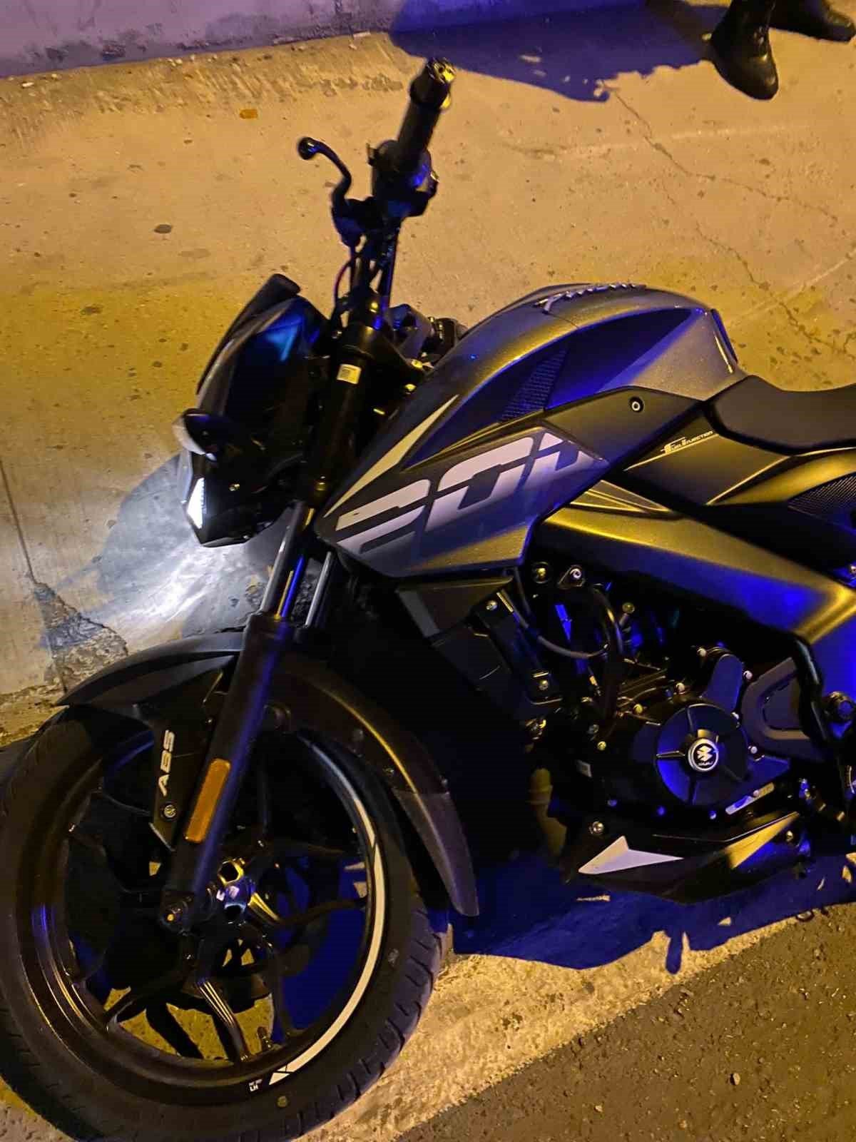 Bağcılar’da devriye atan polislere denk gelince kaçmaya çalışan motosikletli hırsızlar kamerada