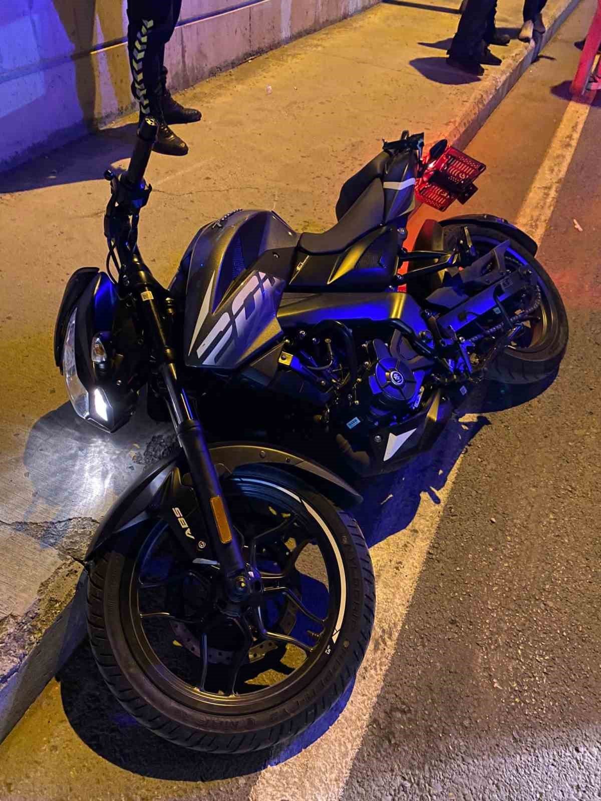 Bağcılar’da devriye atan polislere denk gelince kaçmaya çalışan motosikletli hırsızlar kamerada