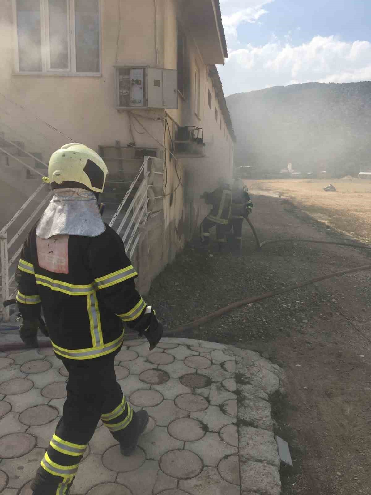 Burdur’da besi çiftliğinde çıkan yangın büyümeden söndürüldü