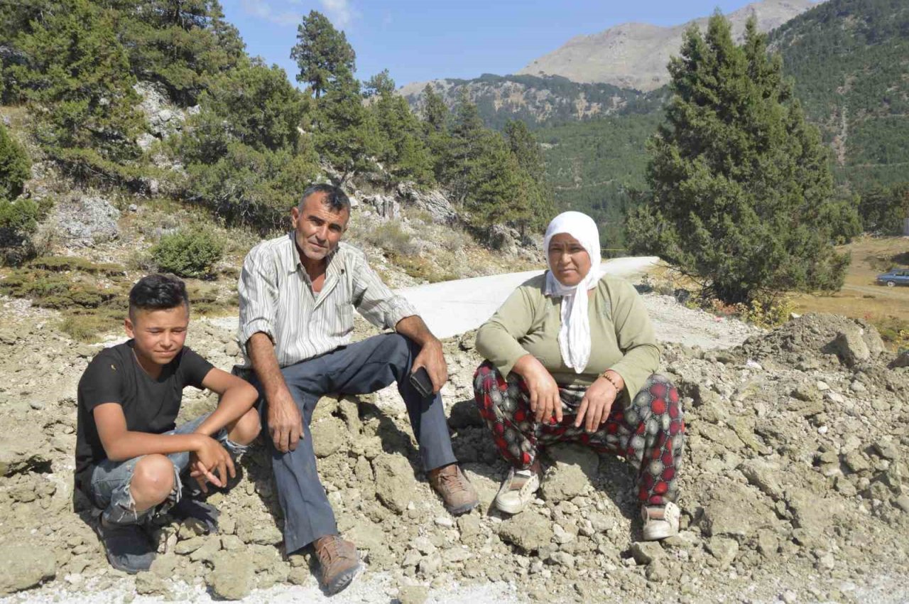 Stablize yolun resmiyet kazanması için tapulu arazisinden geçen karayolunu kazarak trafiğe kapattı