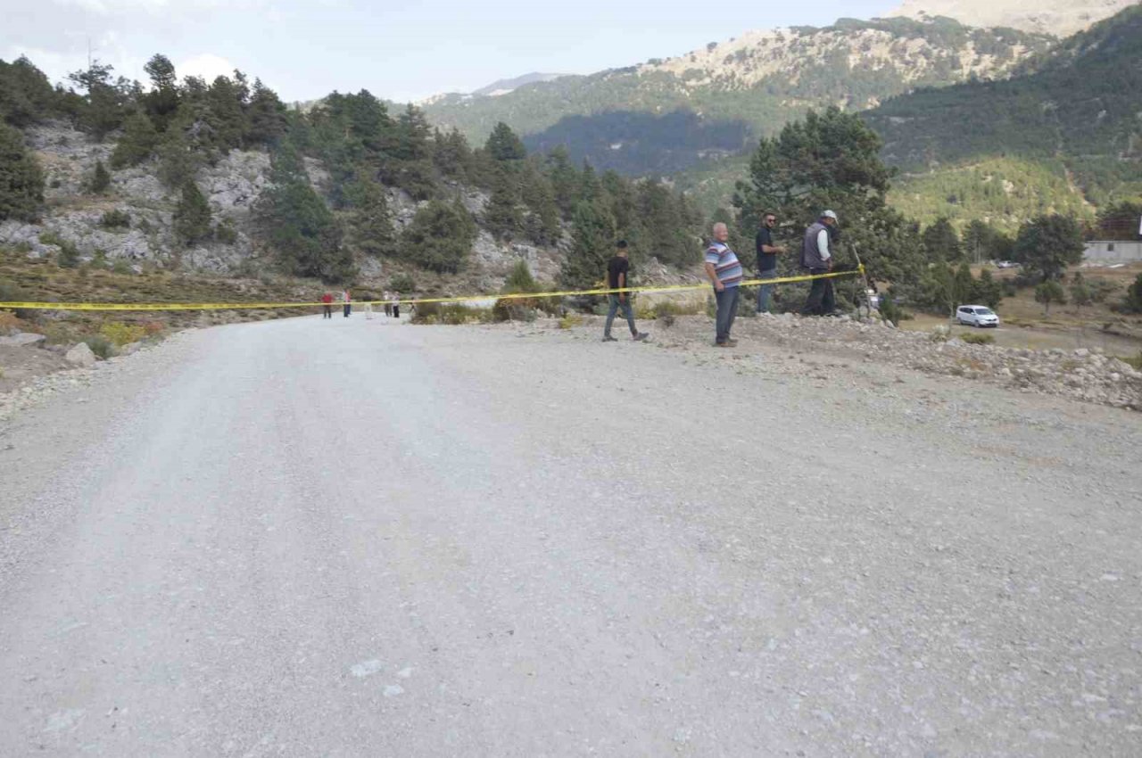 Stablize yolun resmiyet kazanması için tapulu arazisinden geçen karayolunu kazarak trafiğe kapattı
