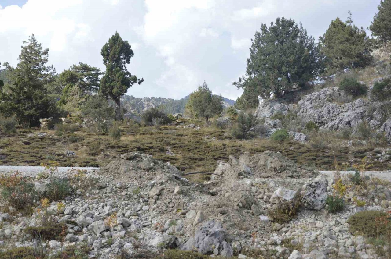 Stablize yolun resmiyet kazanması için tapulu arazisinden geçen karayolunu kazarak trafiğe kapattı