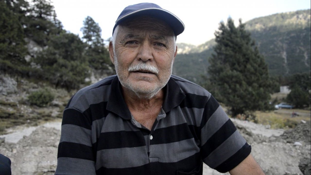 Stablize yolun resmiyet kazanması için tapulu arazisinden geçen karayolunu kazarak trafiğe kapattı