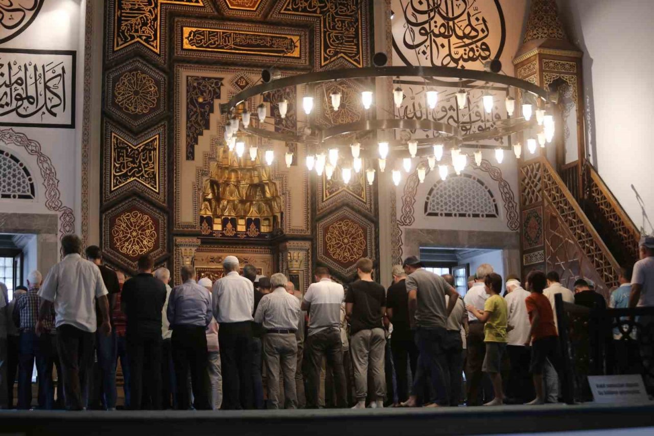 Bu caminin içine sinek giremiyor