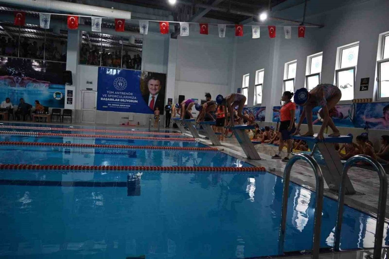 Biga’da yüzme yarışları düzenlendi