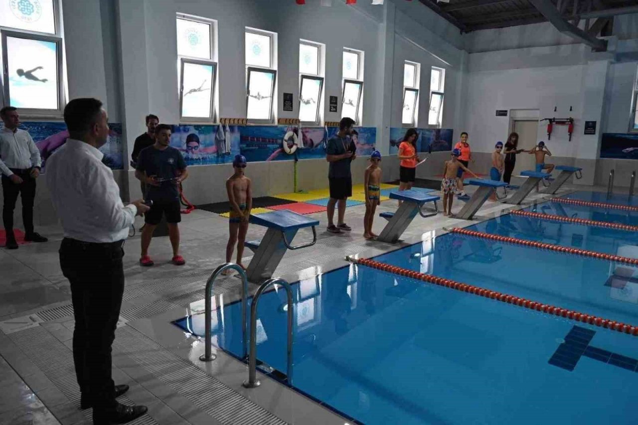 Biga’da yüzme yarışları düzenlendi