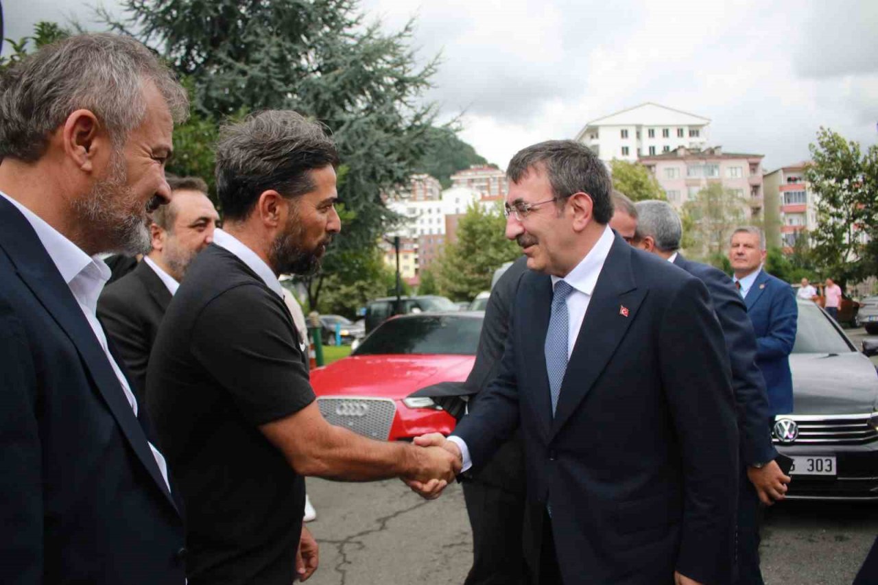 Cumhurbaşkanı Yardımcısı Yılmaz, Çaykur Rizespor’u ziyaret etti