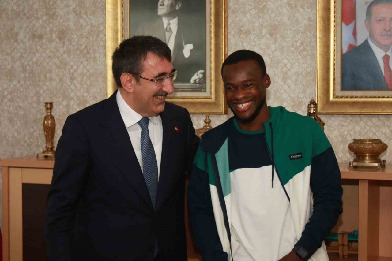 Cumhurbaşkanı Yardımcısı Yılmaz, Çaykur Rizespor’u ziyaret etti