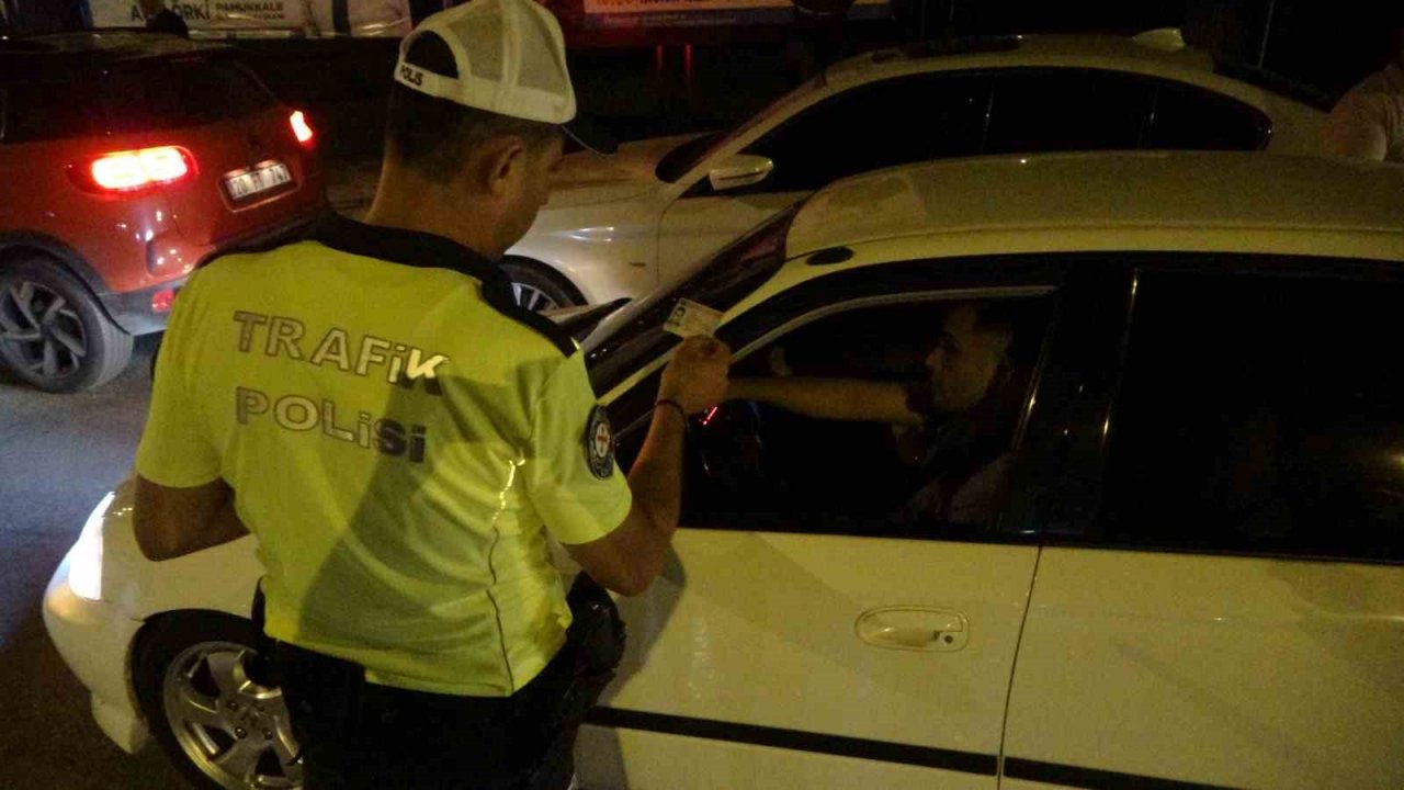 Denizli’de denetimden kaçmak isterken başka araca çarpan lüks otomobil, ekiplerce durduruldu