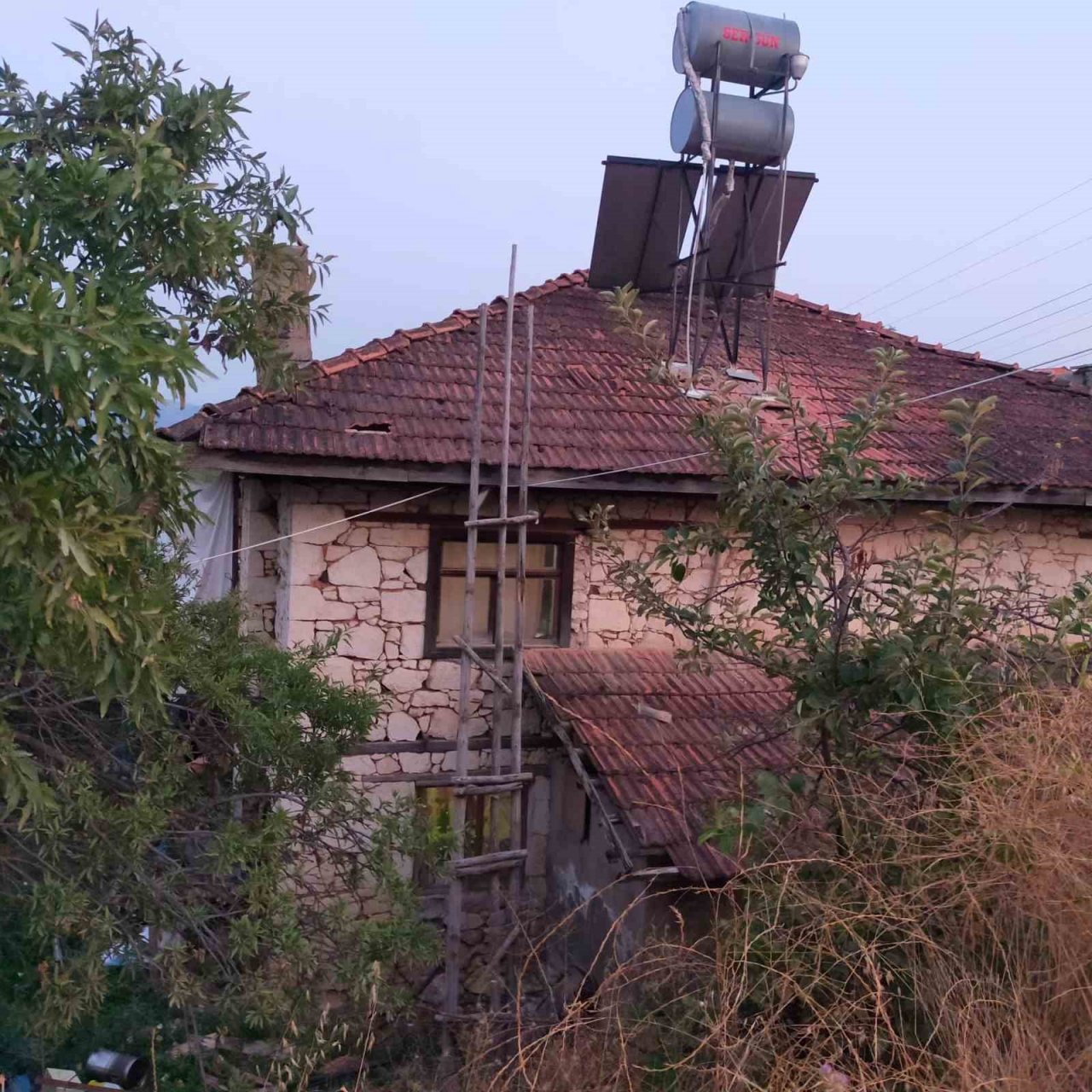 Gençlerin çatıdaki oyunu acil serviste sonlandı