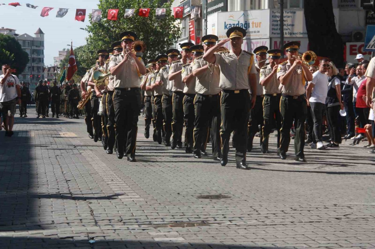 Edremit 101. kurtuluş yılını törenlerle kutladı