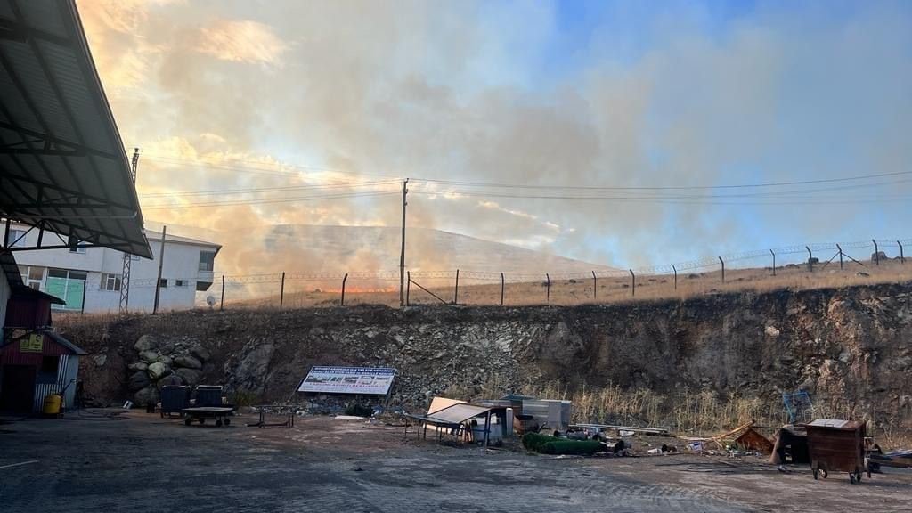 Elazığ’da korkutan yangın: Alevler büyük bir alana yayıldı