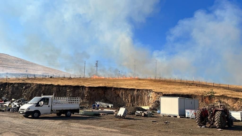 Elazığ’da korkutan yangın: Alevler büyük bir alana yayıldı