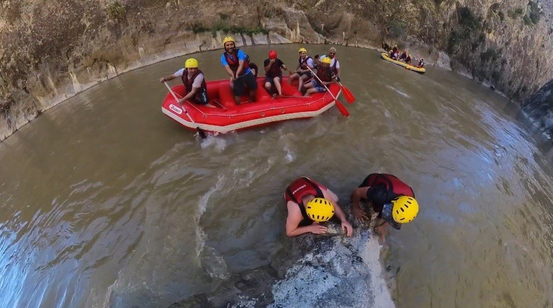 Kavurucu sıcaklarda rafting yaparak serinlediler