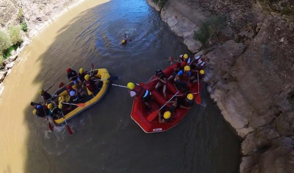 Kavurucu sıcaklarda rafting yaparak serinlediler