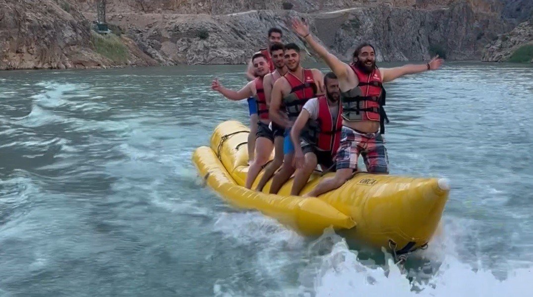 Kavurucu sıcaklarda rafting yaparak serinlediler