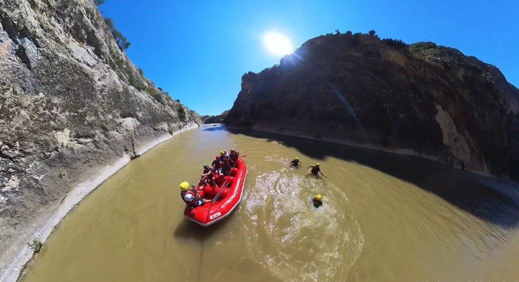 Kavurucu sıcaklarda rafting yaparak serinlediler