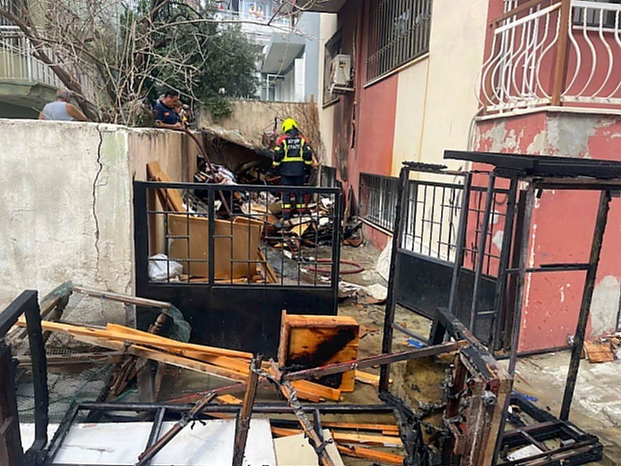 Söke’de bahçede bulunan eşyalar alev aldı, apartman sakinleri korkulu anlar yaşadı