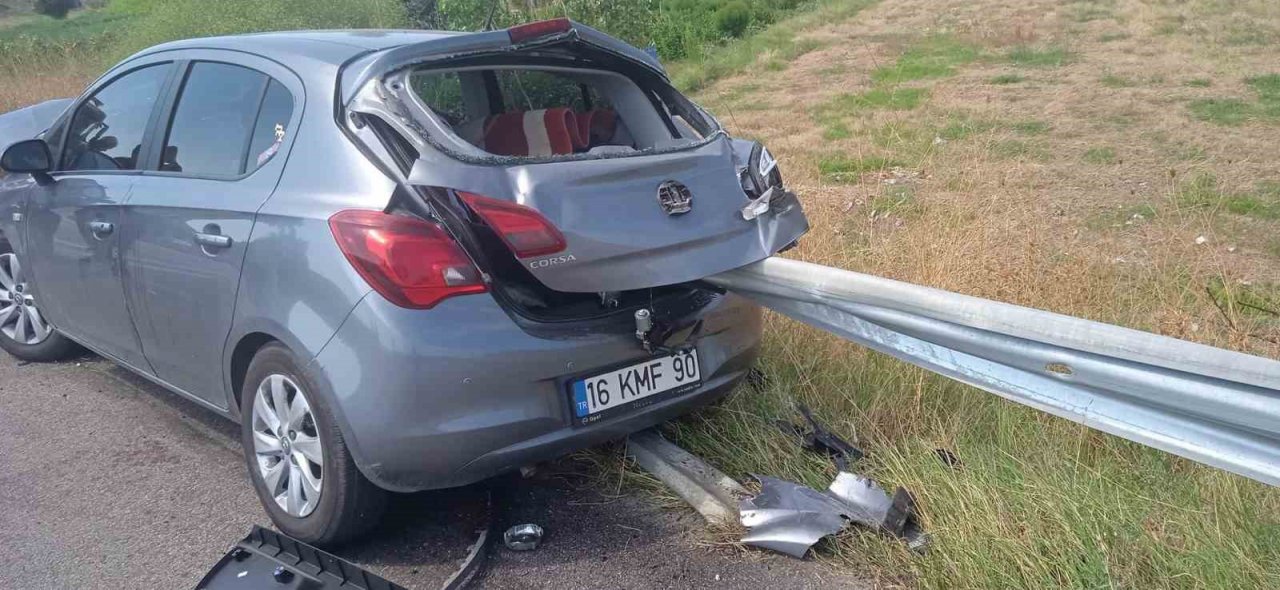 Gediz’de otomobil bariyerlere saplandı: 2 yaralı