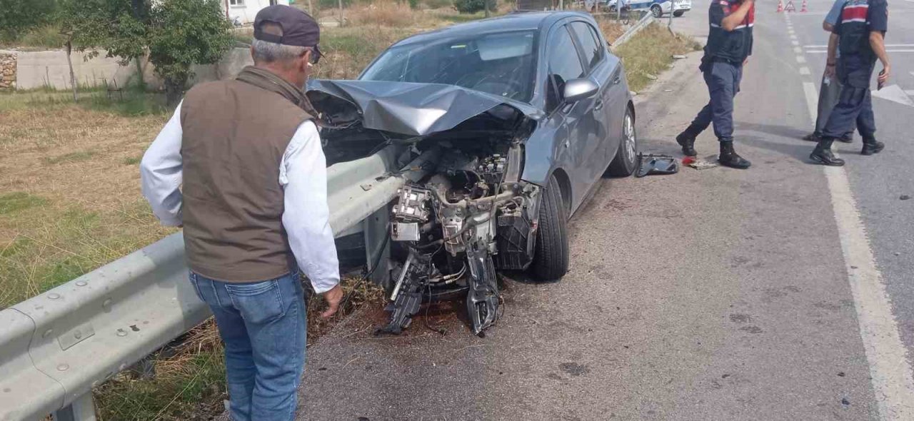 Gediz’de otomobil bariyerlere saplandı: 2 yaralı