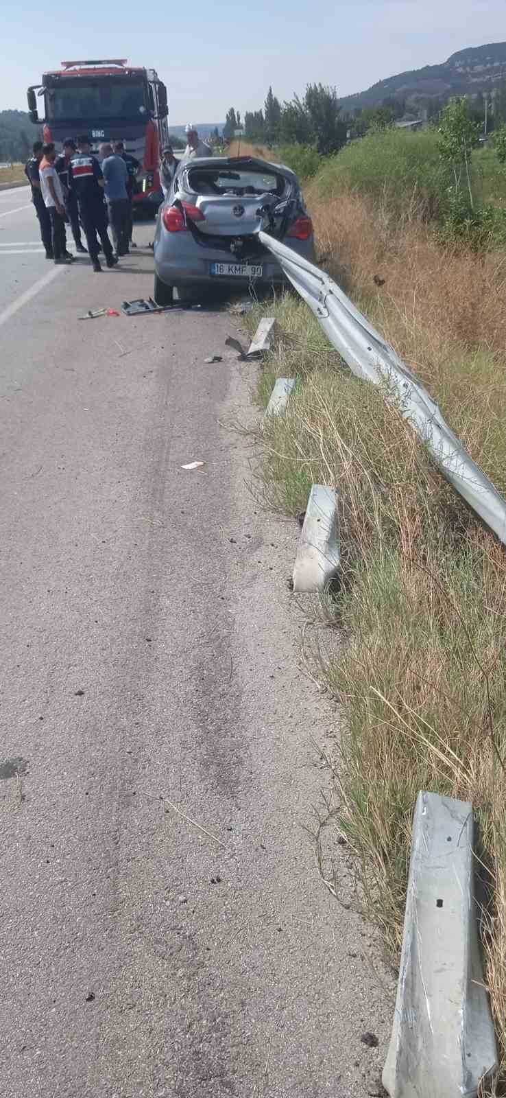 Gediz’de otomobil bariyerlere saplandı: 2 yaralı