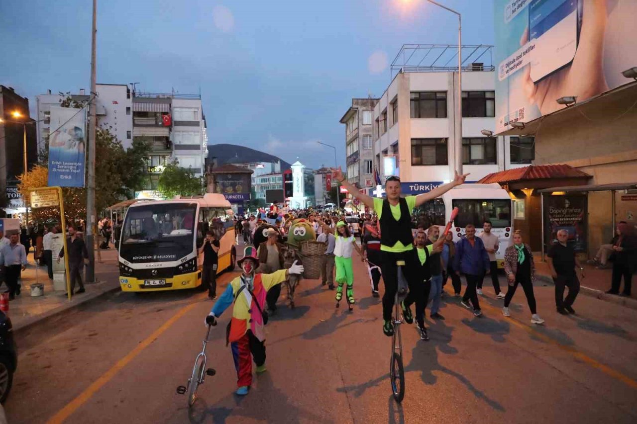 30. Uluslararası Gemlik Zeytini Festivali renkli görüntülerle başladı