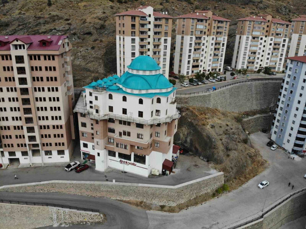 Gümüşhane’de 6 katlı apartman cami görenleri hayrete düşürüyor