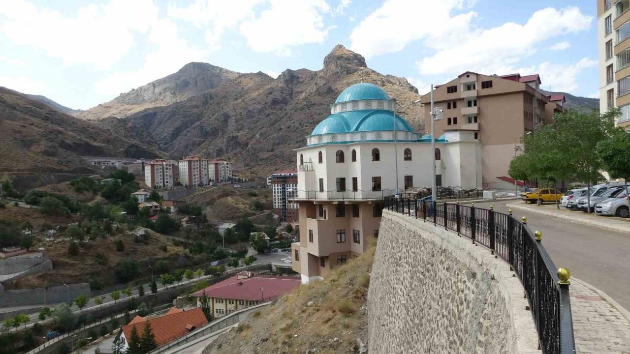 Gümüşhane’de 6 katlı apartman cami görenleri hayrete düşürüyor