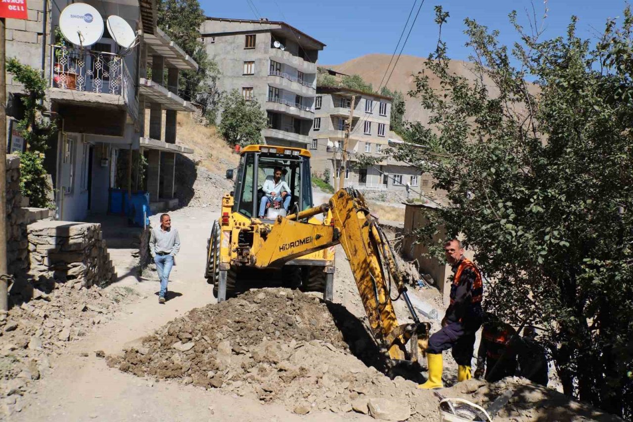 Belediye ekipleri arızaları gidermeye devam ediyor