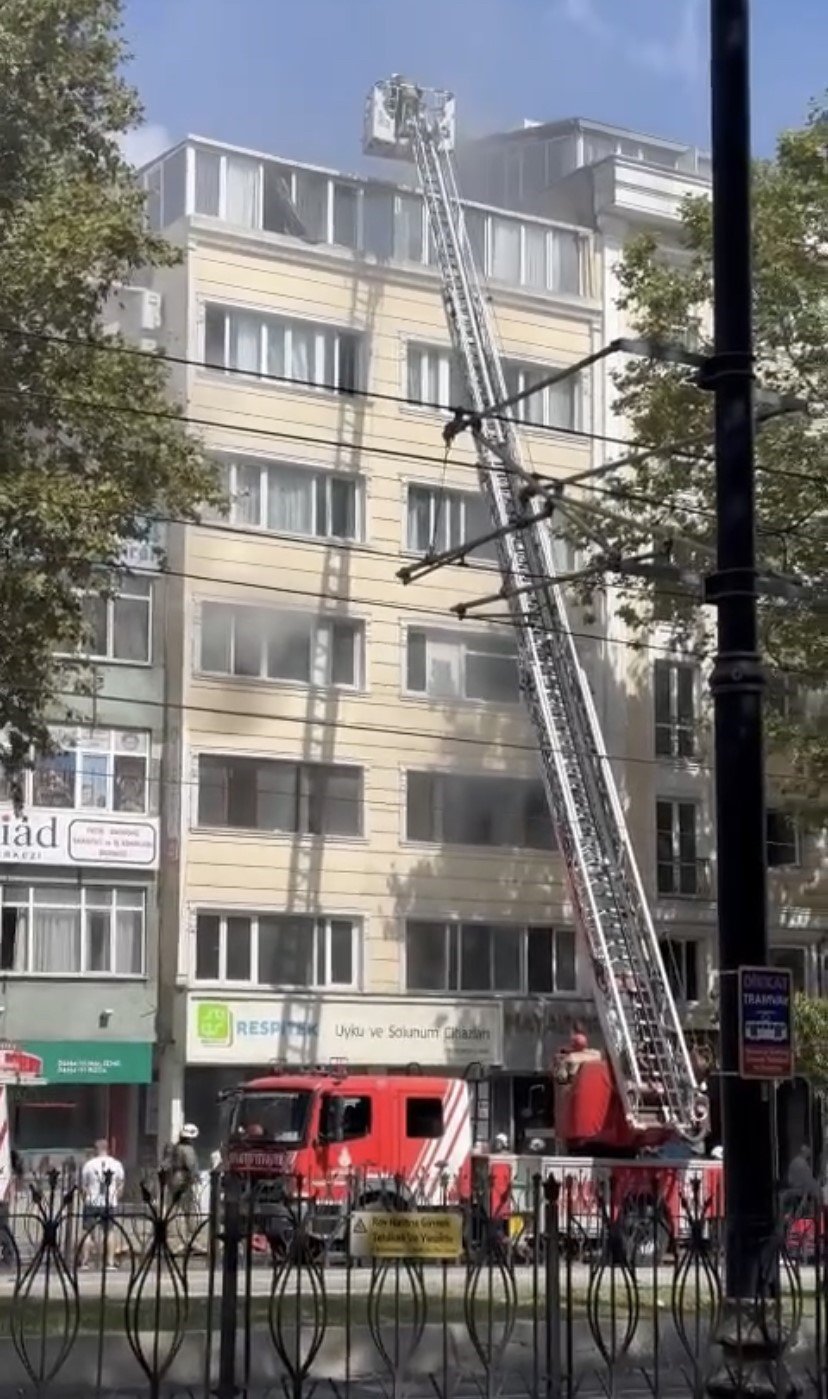 Fatih’te tadilat yapılan otelde yangın