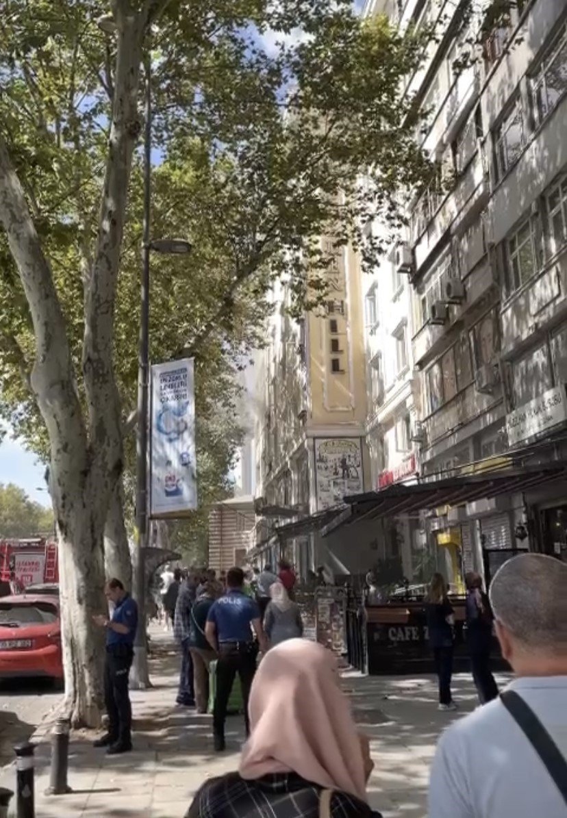 Fatih’te tadilat yapılan otelde yangın