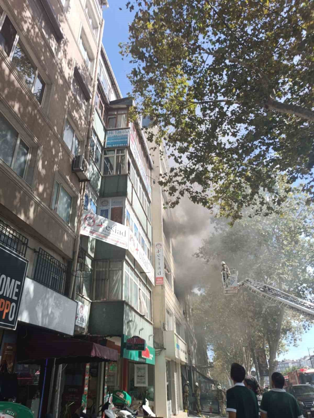 Fatih’te tadilat yapılan otelde yangın