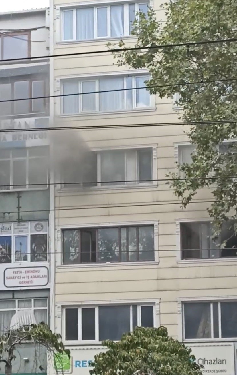 Fatih’te tadilat yapılan otelde yangın
