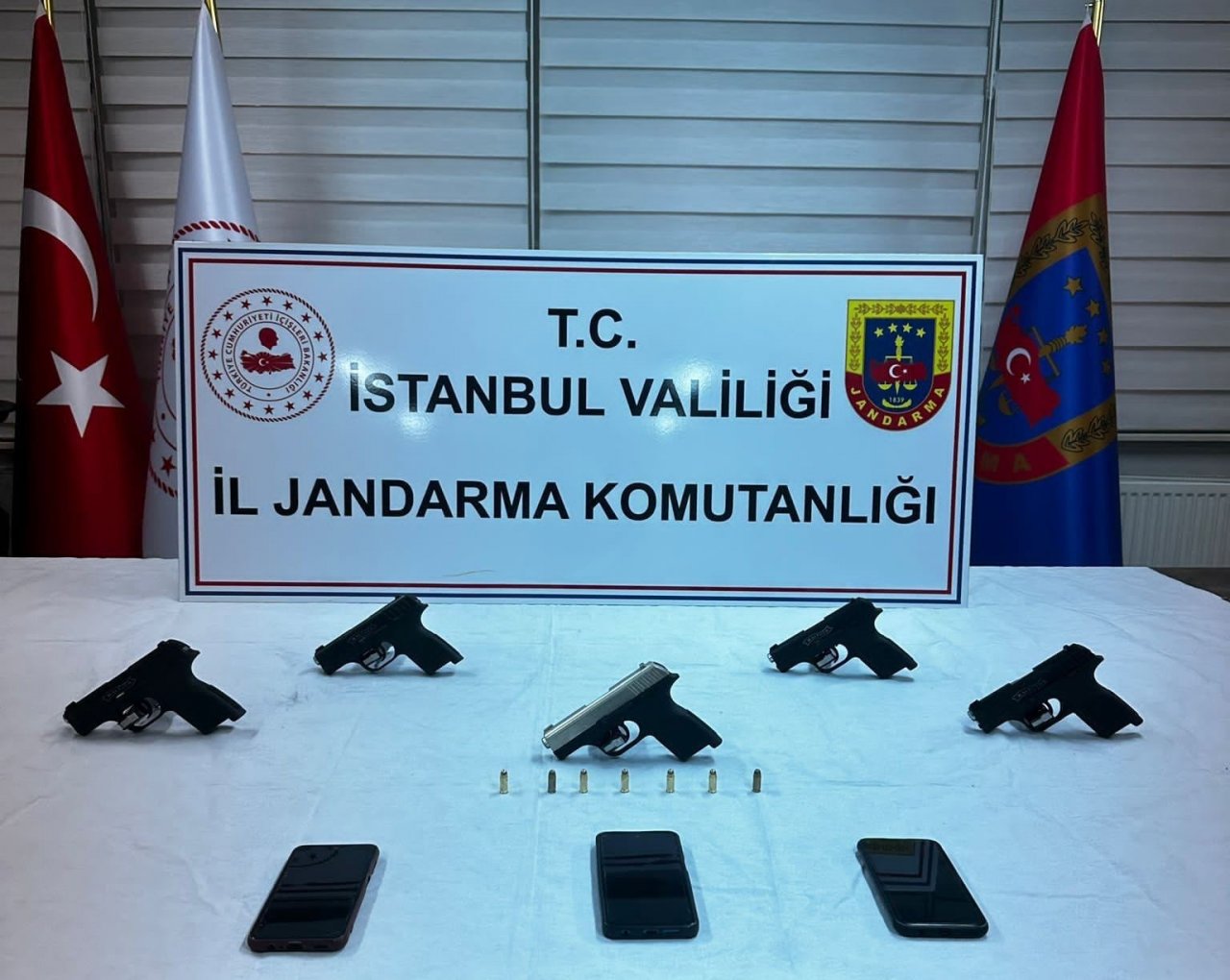 Eyüpsultan’da silah kaçakçılarına operasyon: 9 kişi gözaltına alındı