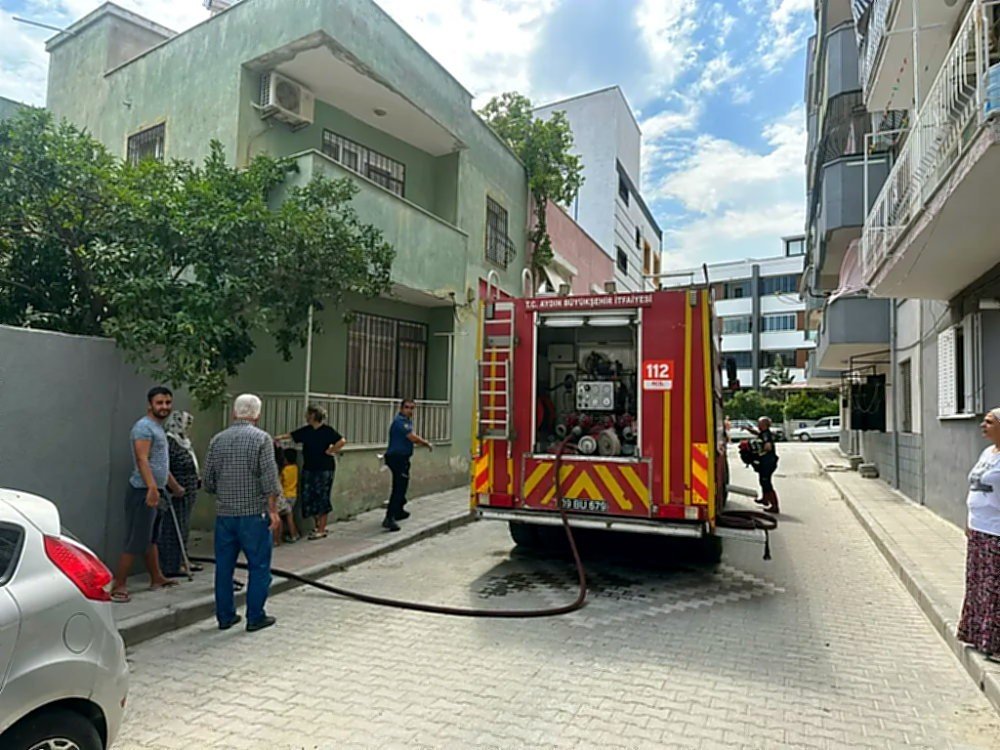 Söke’de bahçede bulunan eşyalar alev aldı, apartman sakinleri korkulu anlar yaşadı