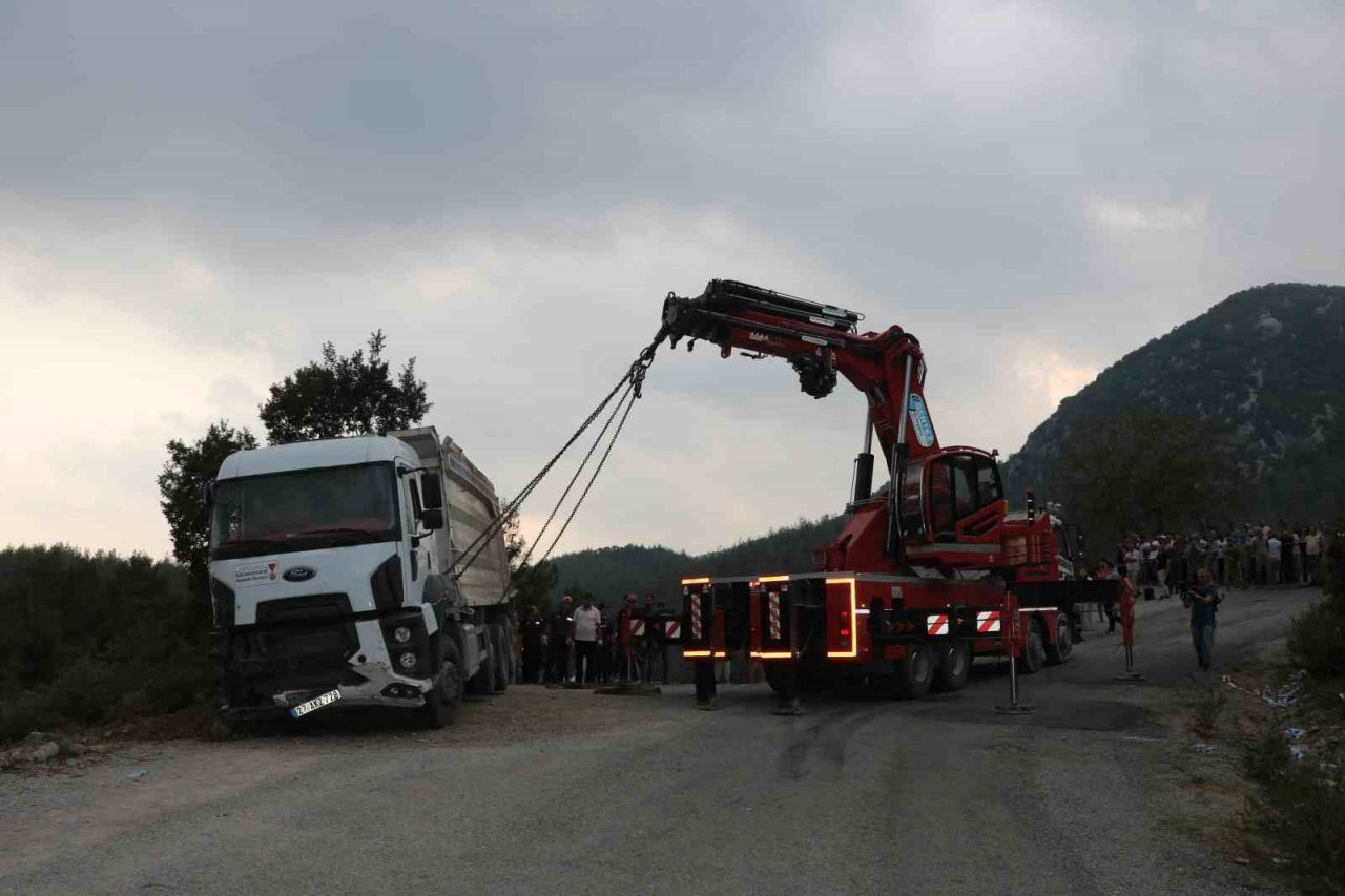 Kahramanmaraş’ta cenazeye dalan kamyon alandan kaldırıldı