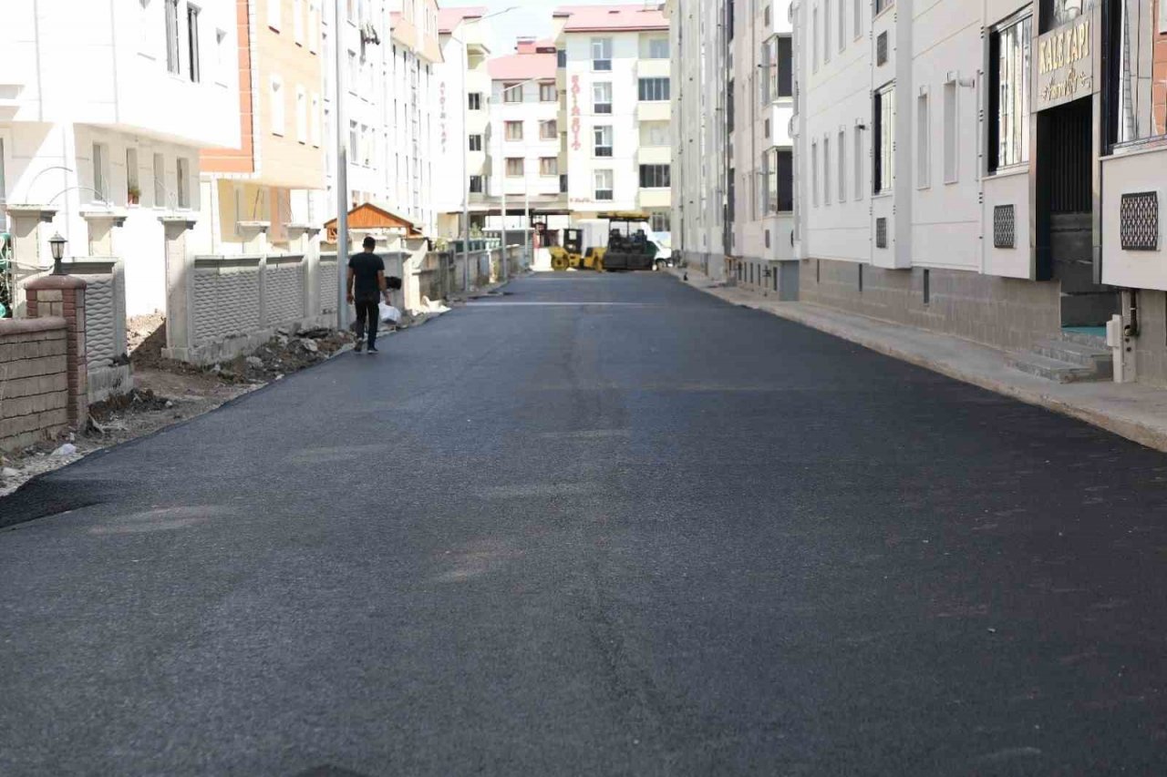 Kars’ta yollar sıcak asfalt oluyor
