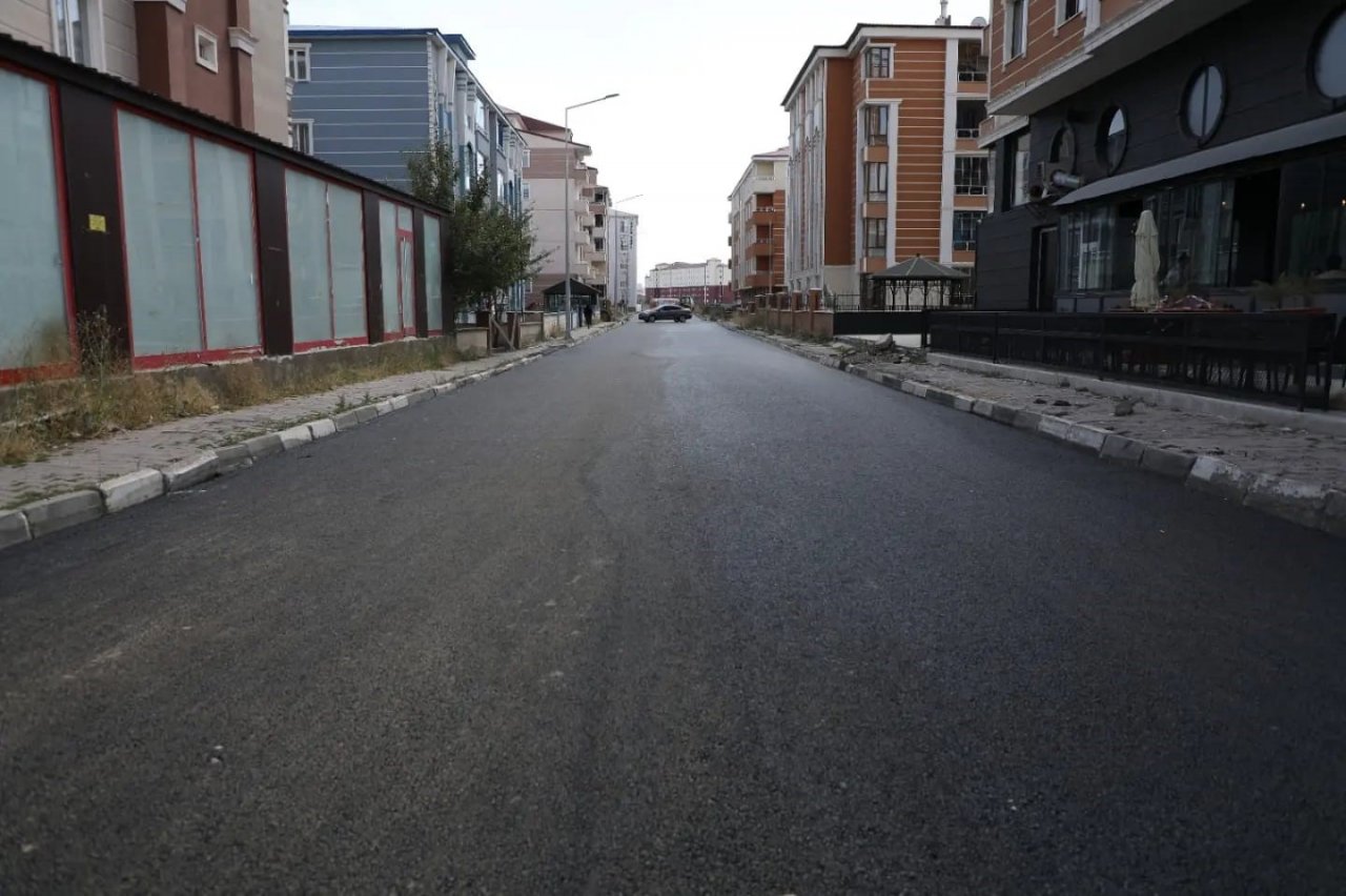 Kars’ta yollar sıcak asfalt oluyor