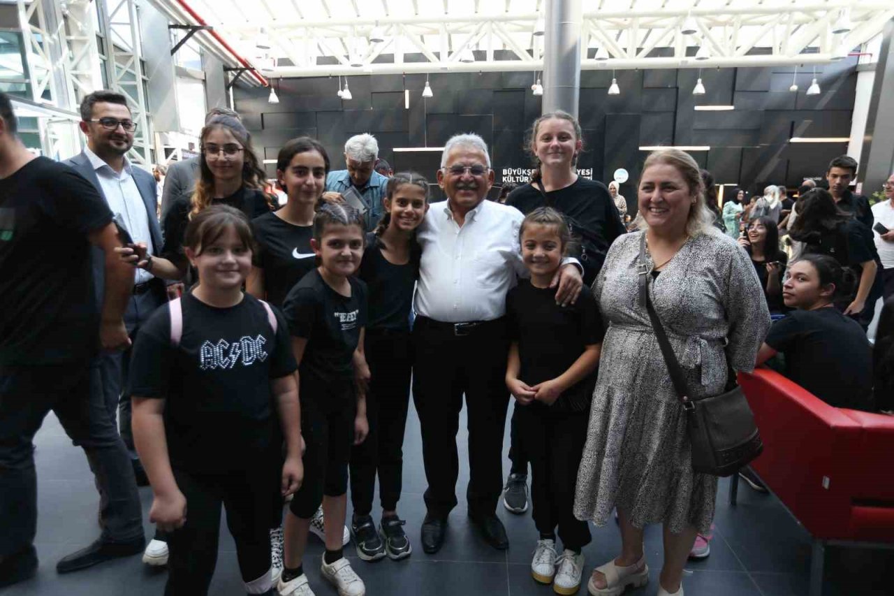 Başkan Büyükkılıç’tan konservatuar’ın coşkulu kapanışına özel türkü