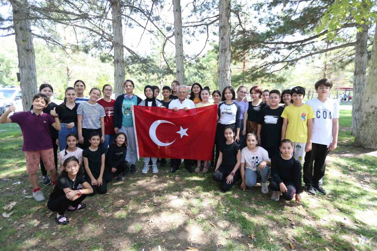 Başkan Büyükkılıç’tan konservatuar’ın coşkulu kapanışına özel türkü