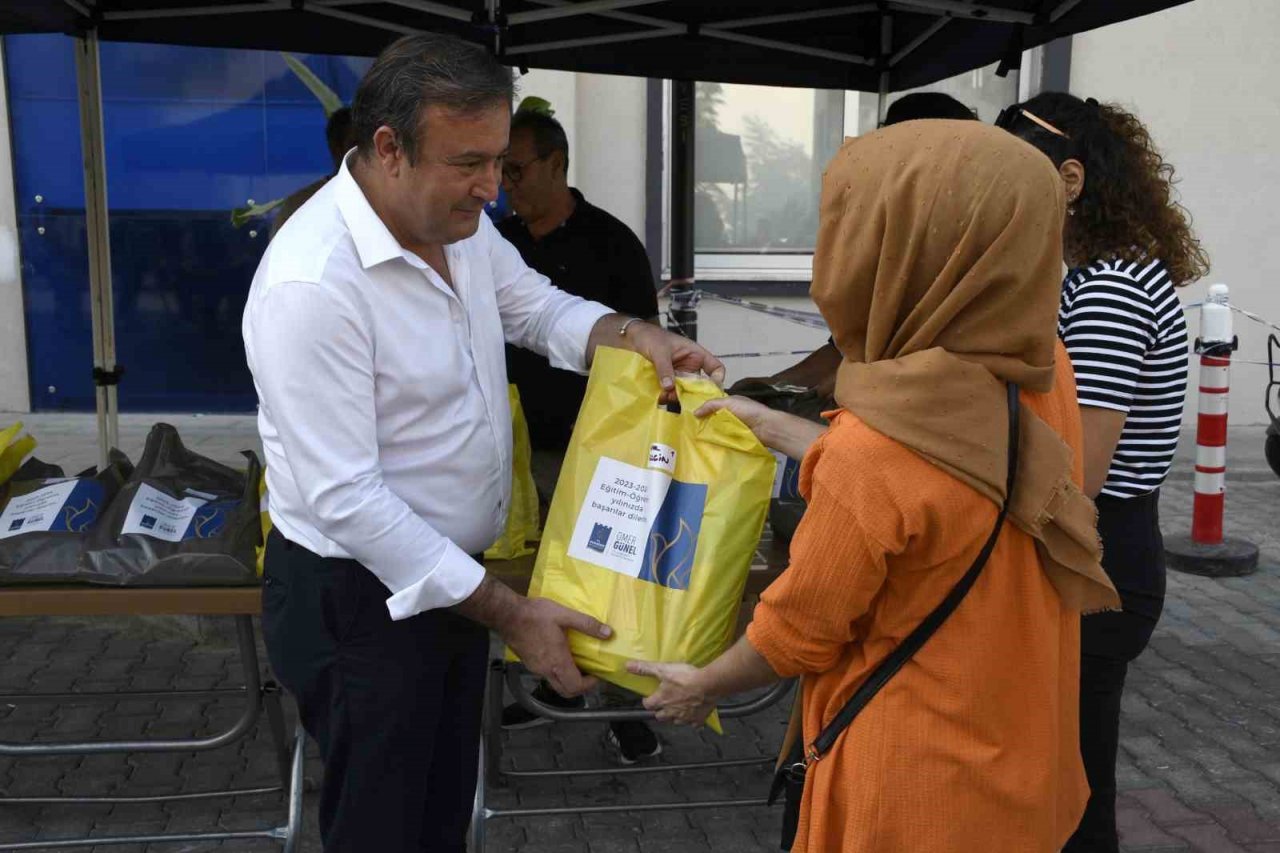 Kuşadası Belediyesi’nden ihtiyaç sahibi öğrencilere kırtasiye desteği