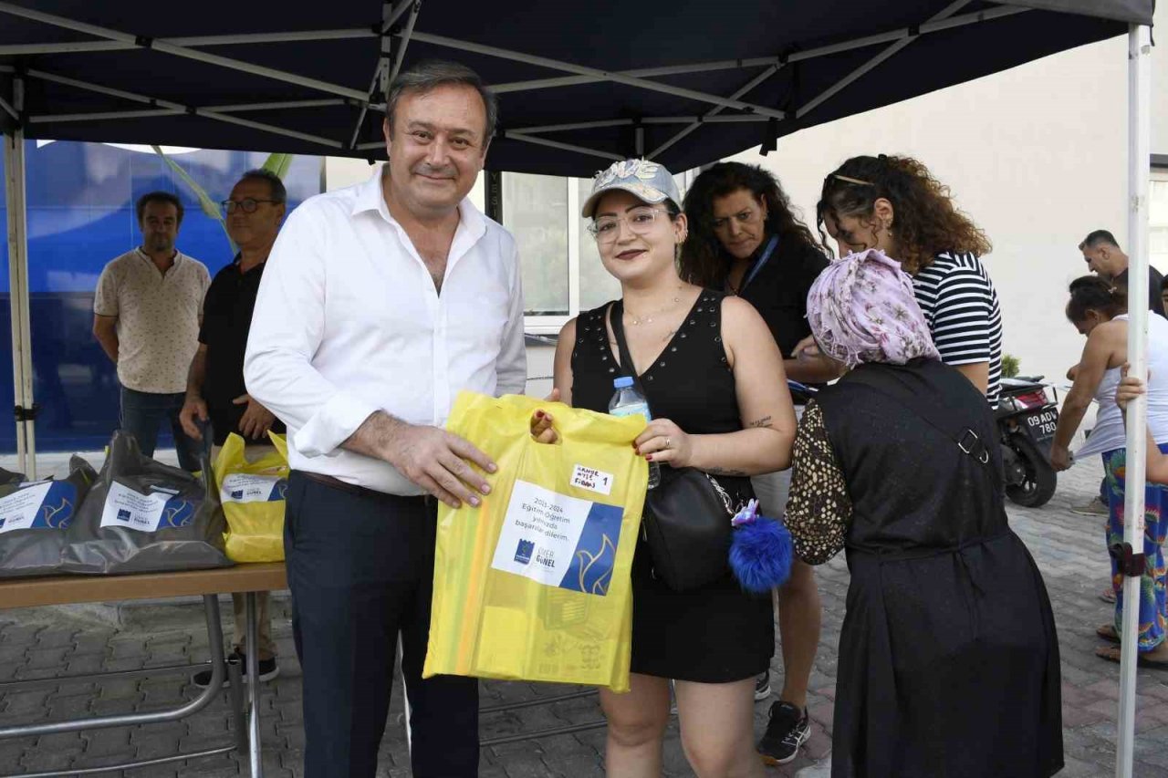 Kuşadası Belediyesi’nden ihtiyaç sahibi öğrencilere kırtasiye desteği