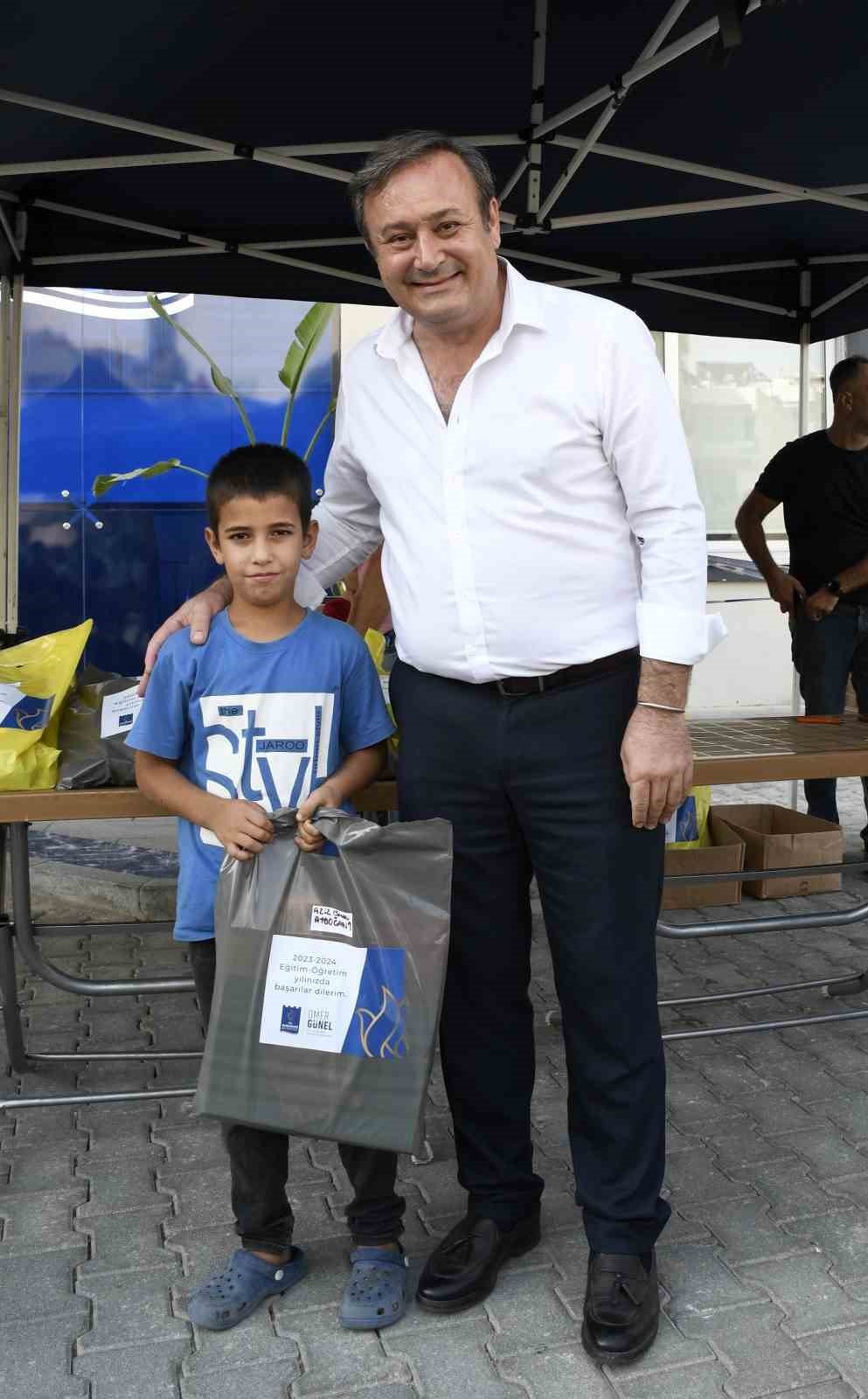 Kuşadası Belediyesi’nden ihtiyaç sahibi öğrencilere kırtasiye desteği