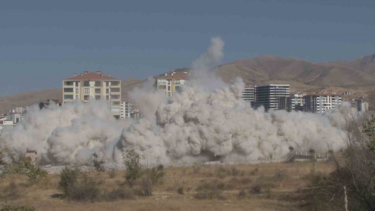 Malatya’da patlayıcı ile bina yıkımlarına devam ediliyor