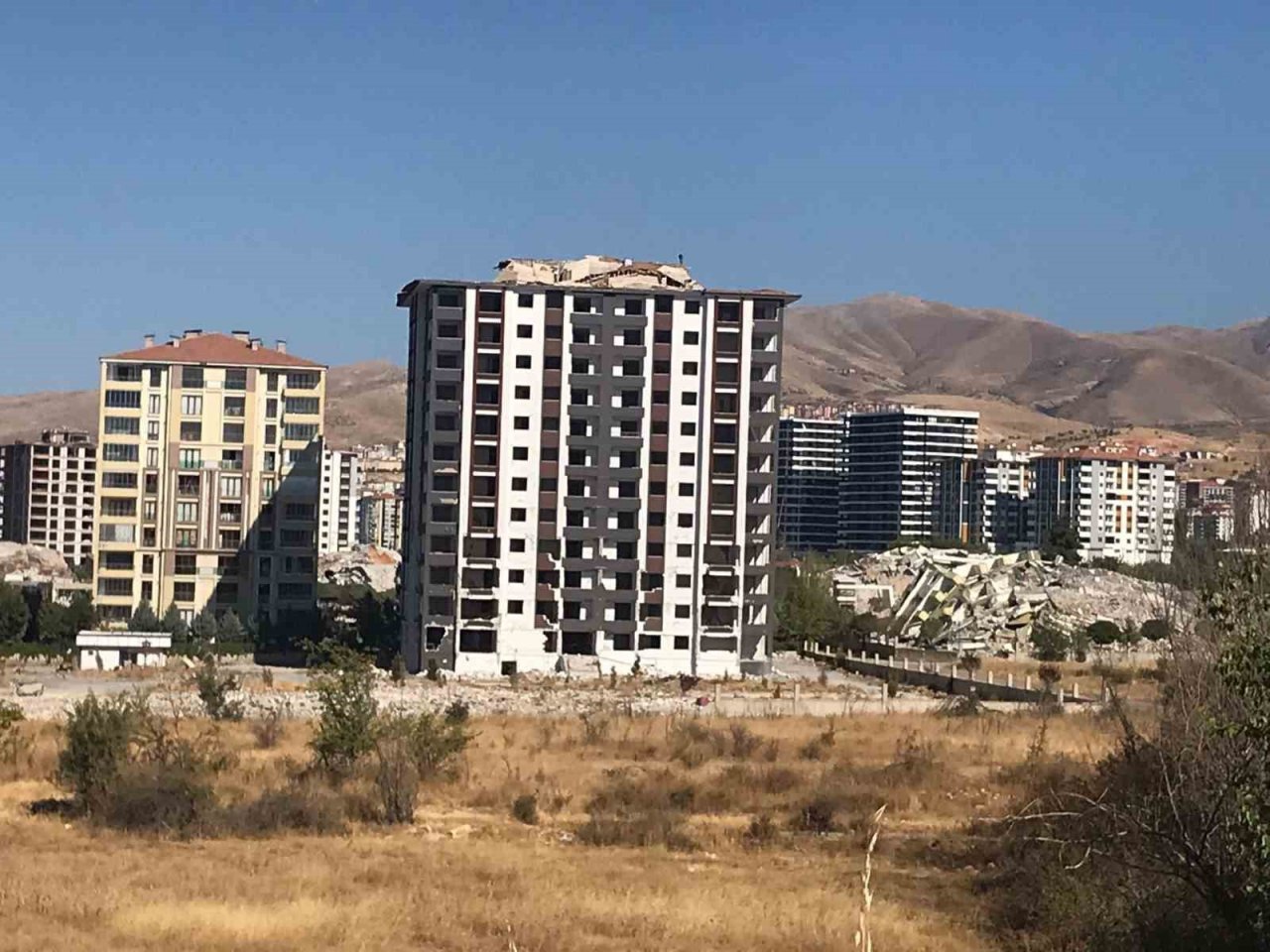 Malatya’da patlayıcı ile bina yıkımlarına devam ediliyor