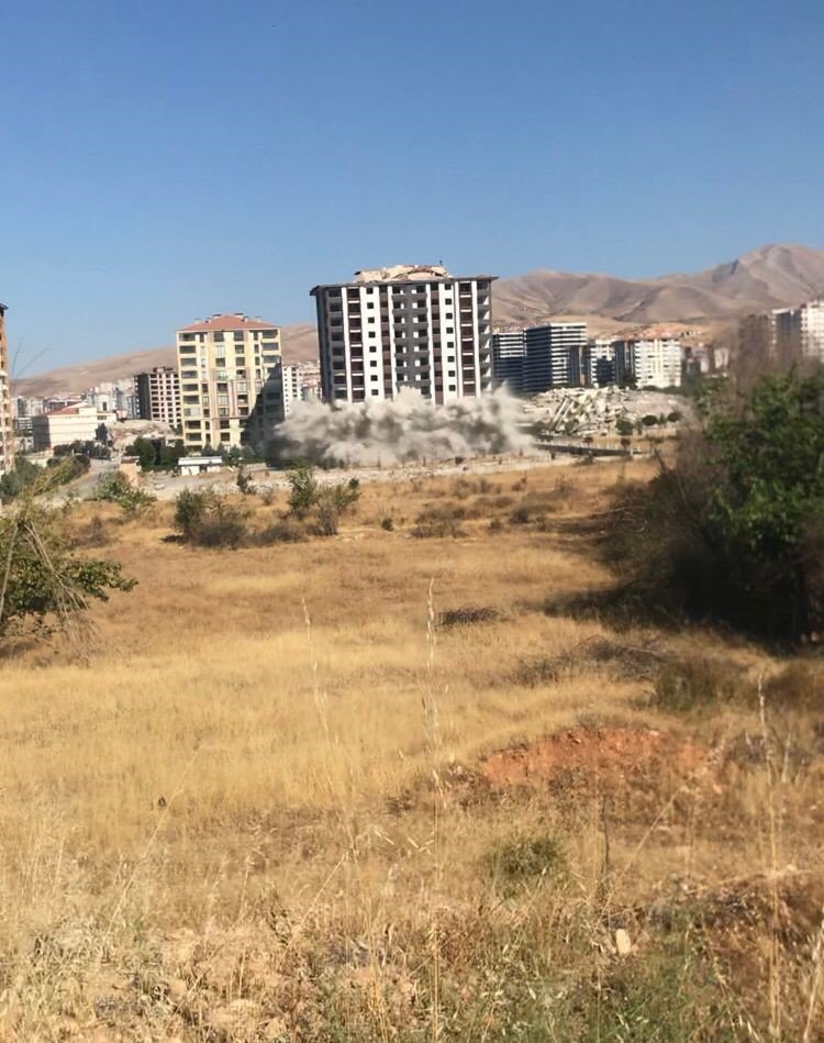 Malatya’da patlayıcı ile bina yıkımlarına devam ediliyor
