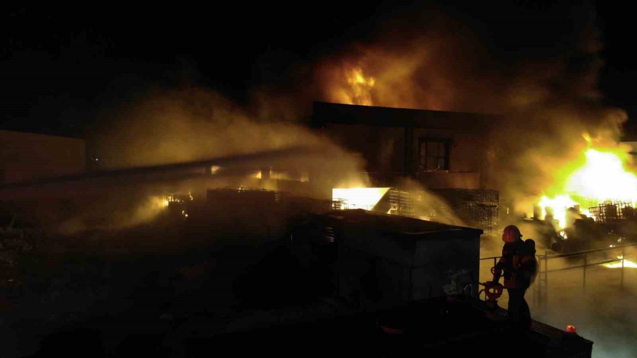 Manisa’da geri dönüşüm depolama alanında yangın