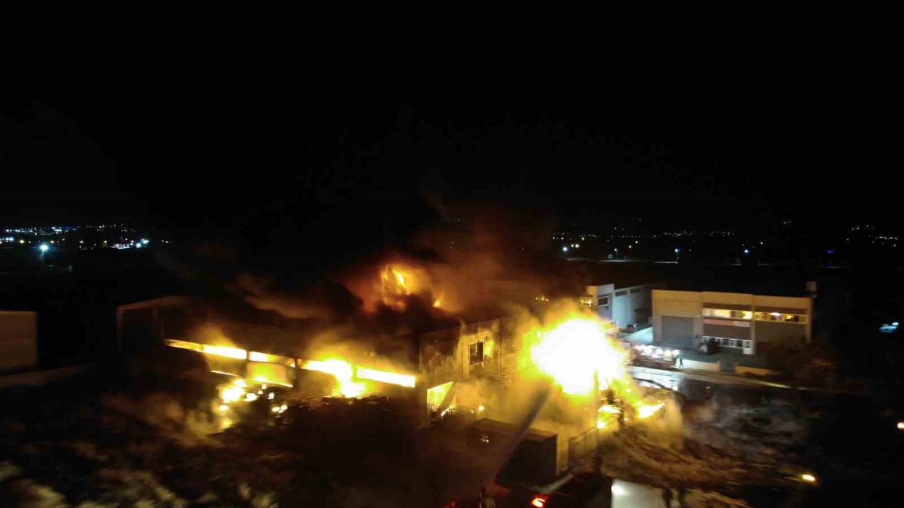 Manisa’da geri dönüşüm depolama alanında yangın